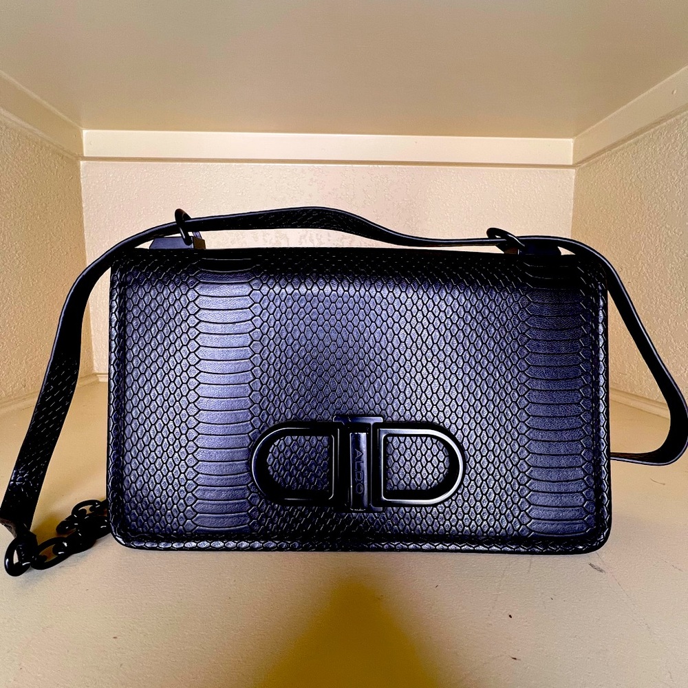 Snake-like aesthetic makes this handbag design a standout among the crowd!